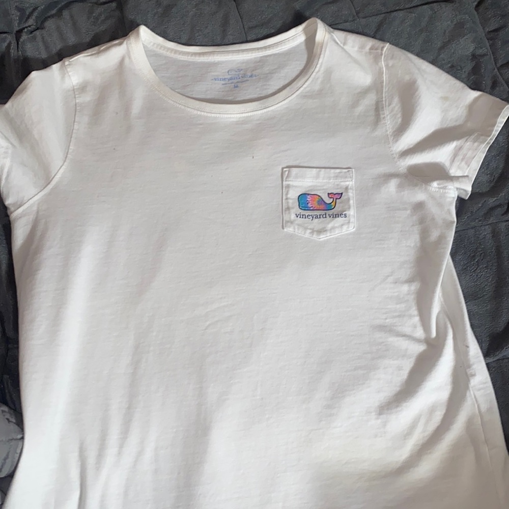White Vineyard vines t shirt